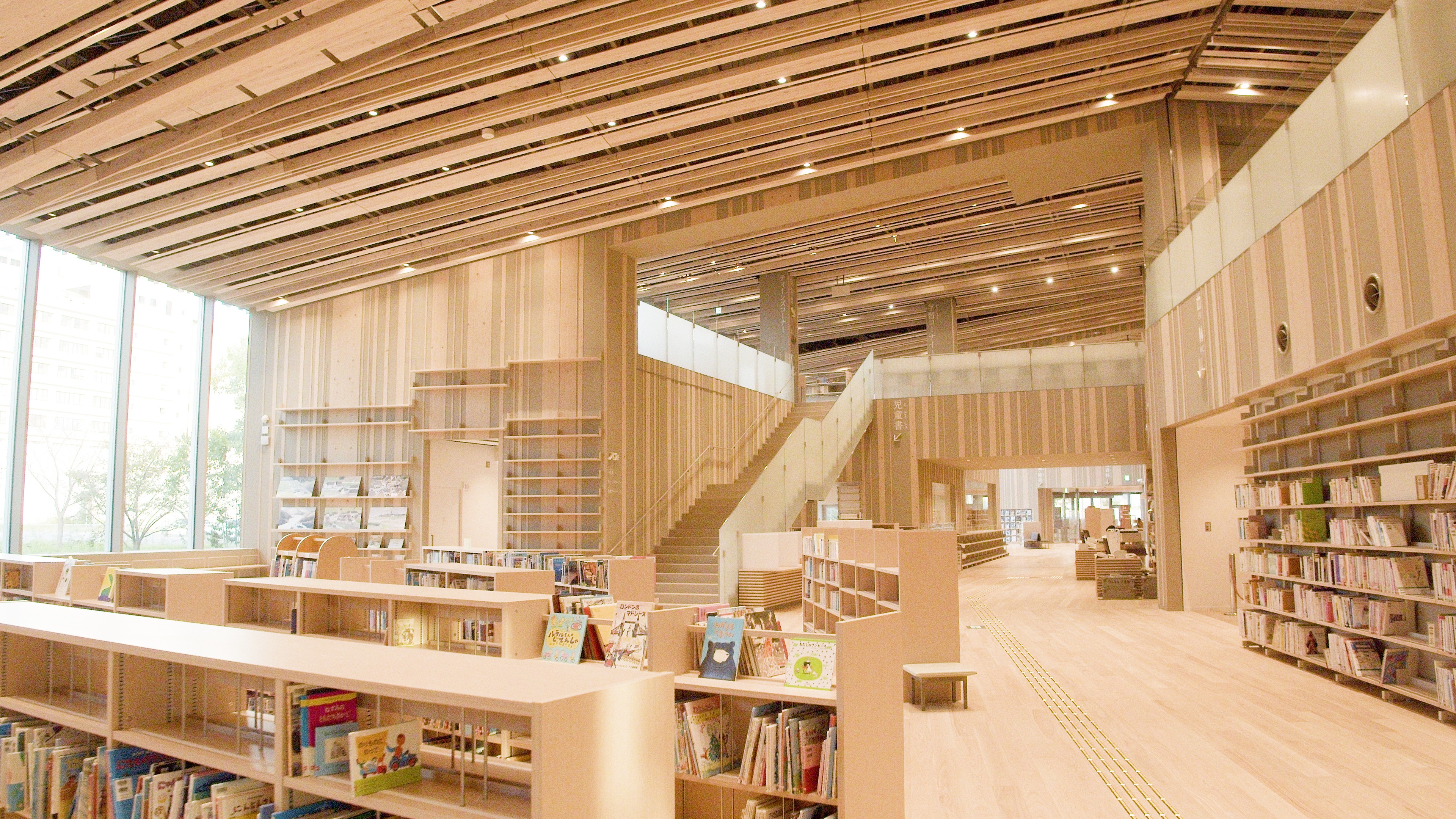 守山市立図書館 館内の様子